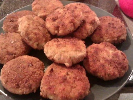 Saftige Lachs-Fischcakes mit gemischtem Salat - Rezept - Bild Nr. 2