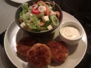Saftige Lachs-Fischcakes mit gemischtem Salat - Rezept