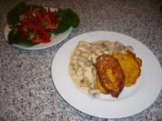 Rezept: Geflügelgeschnetzeltes mit Kürbis-Kartoffelpuffer Geflügelgeschnetzeltes mit Kürbis-Kartoffelpuffer - Rezept