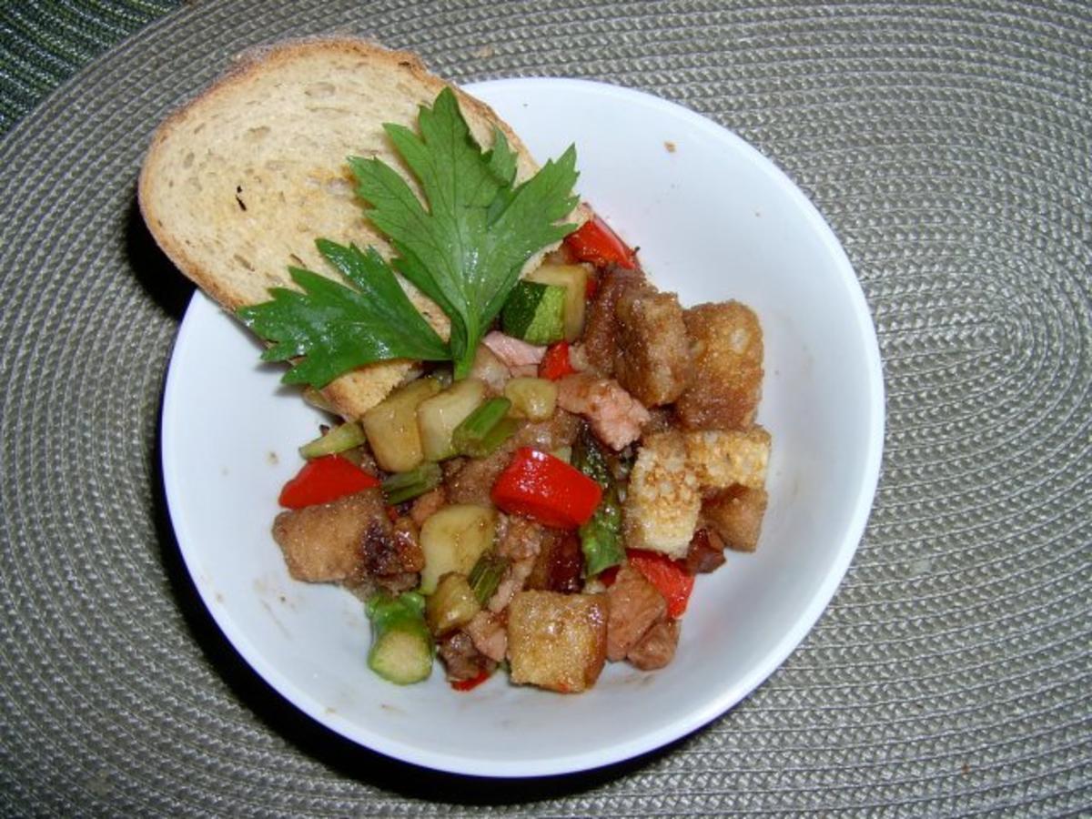 Bilder für Bunter Brotsalat - mit Sellerie, Tomaten, Spargel und Schinken - Rezept