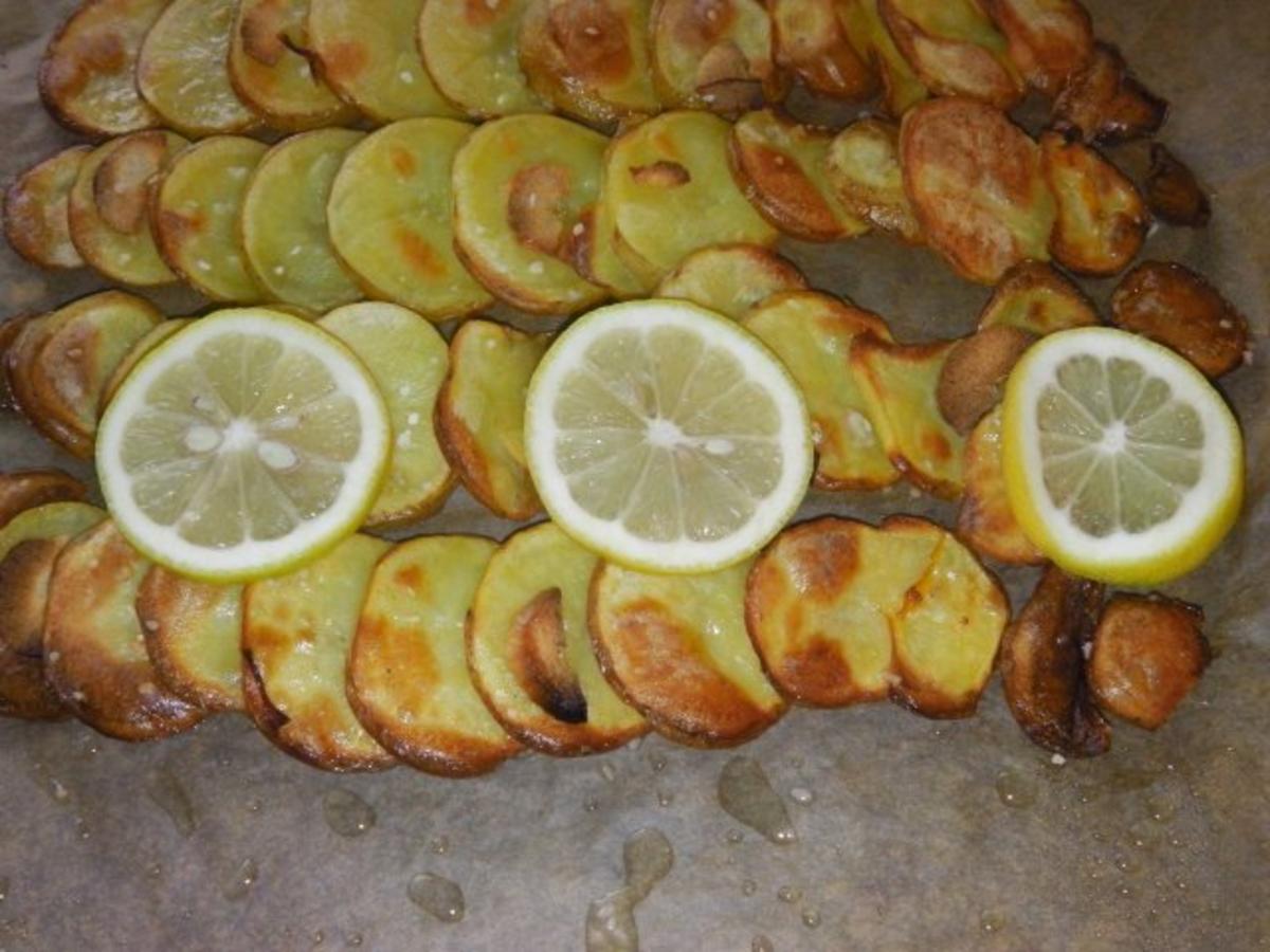 Mehlierter Pfeffer-Dorschfisch mit Lauchschuppen auf zitronigen Kartoffelchips - Rezept - Bild Nr. 3