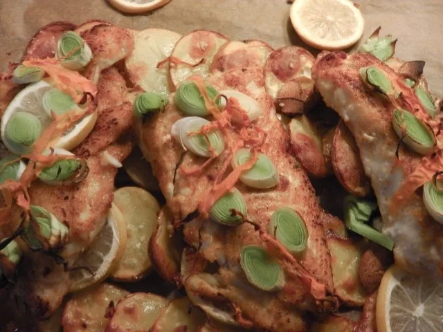 Mehlierter Pfeffer-Dorschfisch mit Lauchschuppen auf zitronigen Kartoffelchips - Rezept - Bild Nr. 7