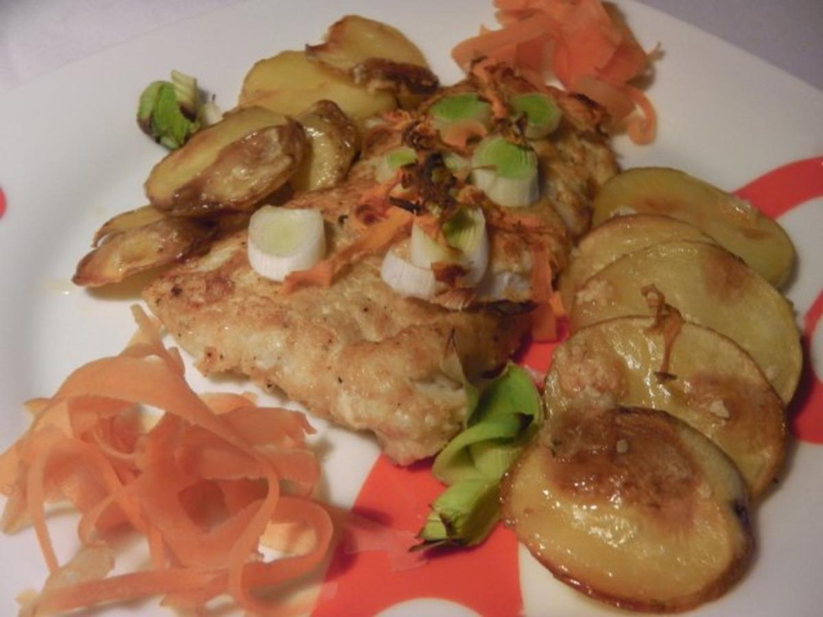 Mehlierter Pfeffer-Dorschfisch mit Lauchschuppen auf zitronigen Kartoffelchips - Rezept - Bild Nr. 8