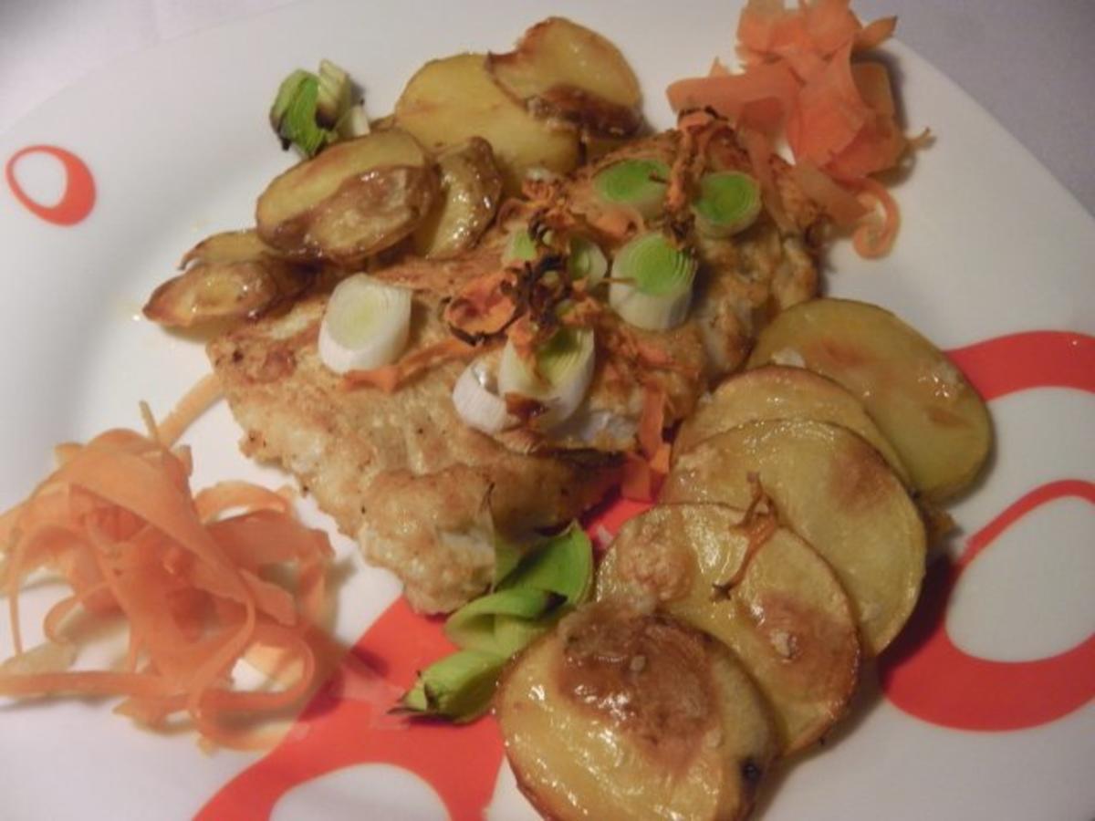 Mehlierter Pfeffer-Dorschfisch mit Lauchschuppen auf zitronigen Kartoffelchips - Rezept