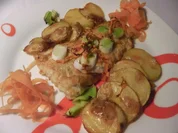 Mehlierter Pfeffer-Dorschfisch mit Lauchschuppen auf zitronigen Kartoffelchips - Rezept