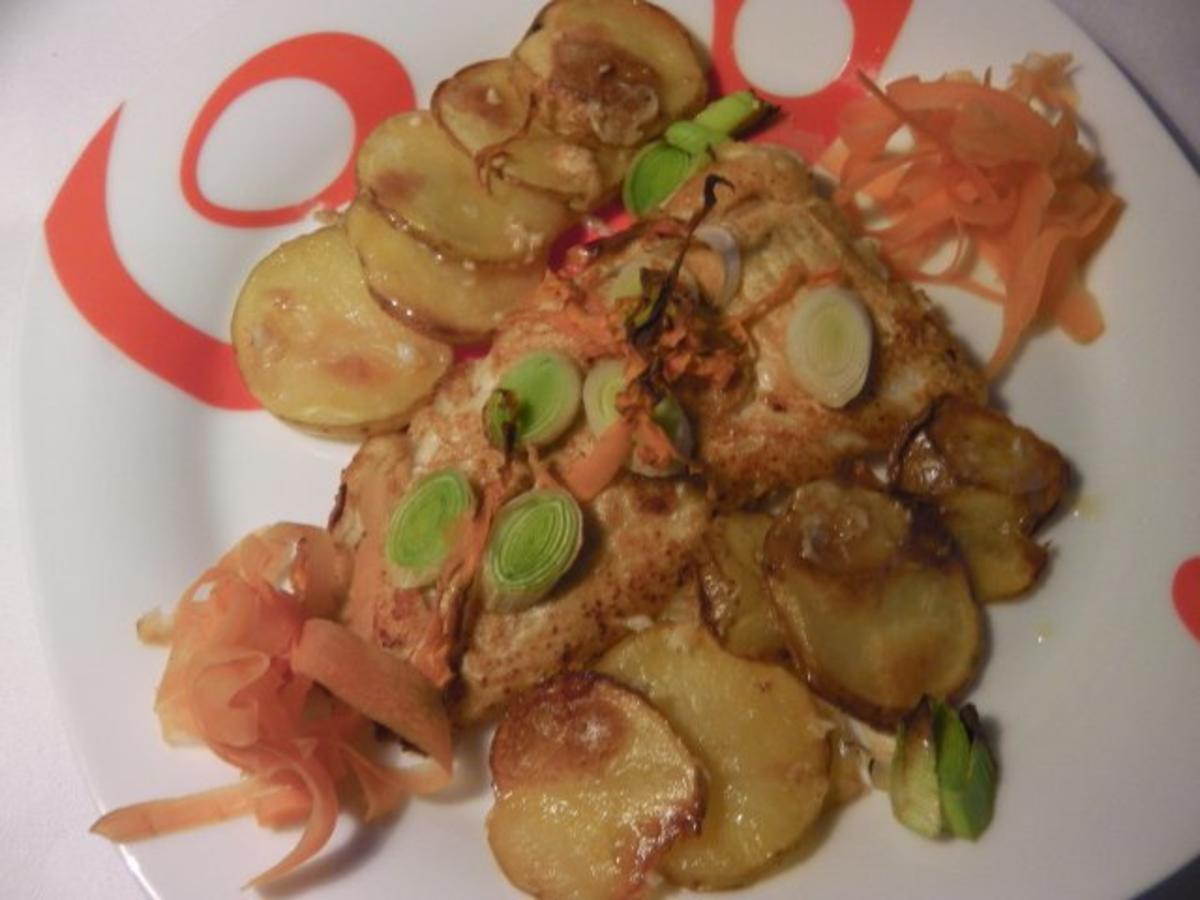 Mehlierter Pfeffer-Dorschfisch mit Lauchschuppen auf zitronigen Kartoffelchips - Rezept - Bild Nr. 9