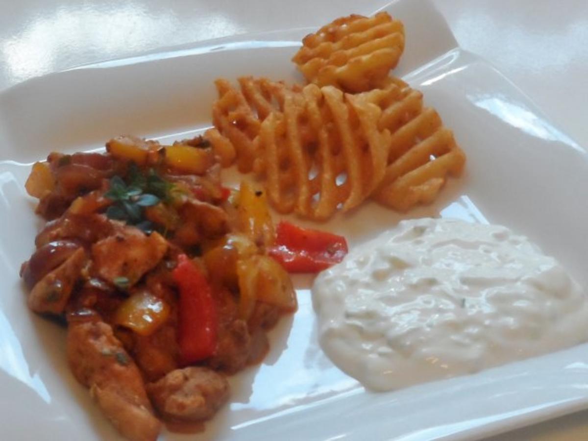 Bilder für Aromatische Kräuter-Hähnchen-Pfanne mit Paprika, dazu Tzatziki-Creme - Rezept