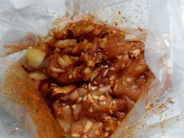 Aromatische Kräuter-Hähnchen-Pfanne mit Paprika, dazu Tzatziki-Creme - Rezept - Bild Nr. 5