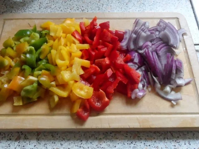 Aromatische Kräuter-Hähnchen-Pfanne mit Paprika, dazu Tzatziki-Creme - Rezept - Bild Nr. 6