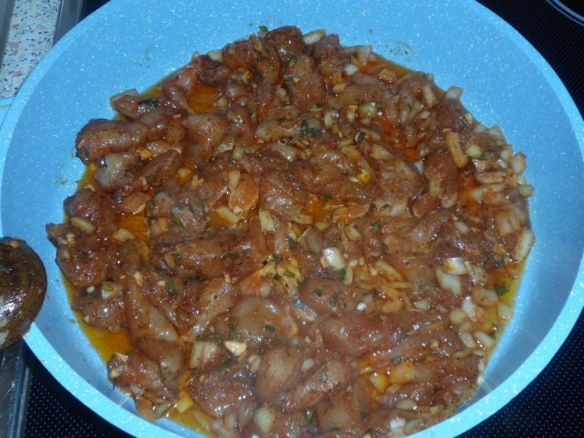 Aromatische Kräuter-Hähnchen-Pfanne mit Paprika, dazu Tzatziki-Creme - Rezept - Bild Nr. 9