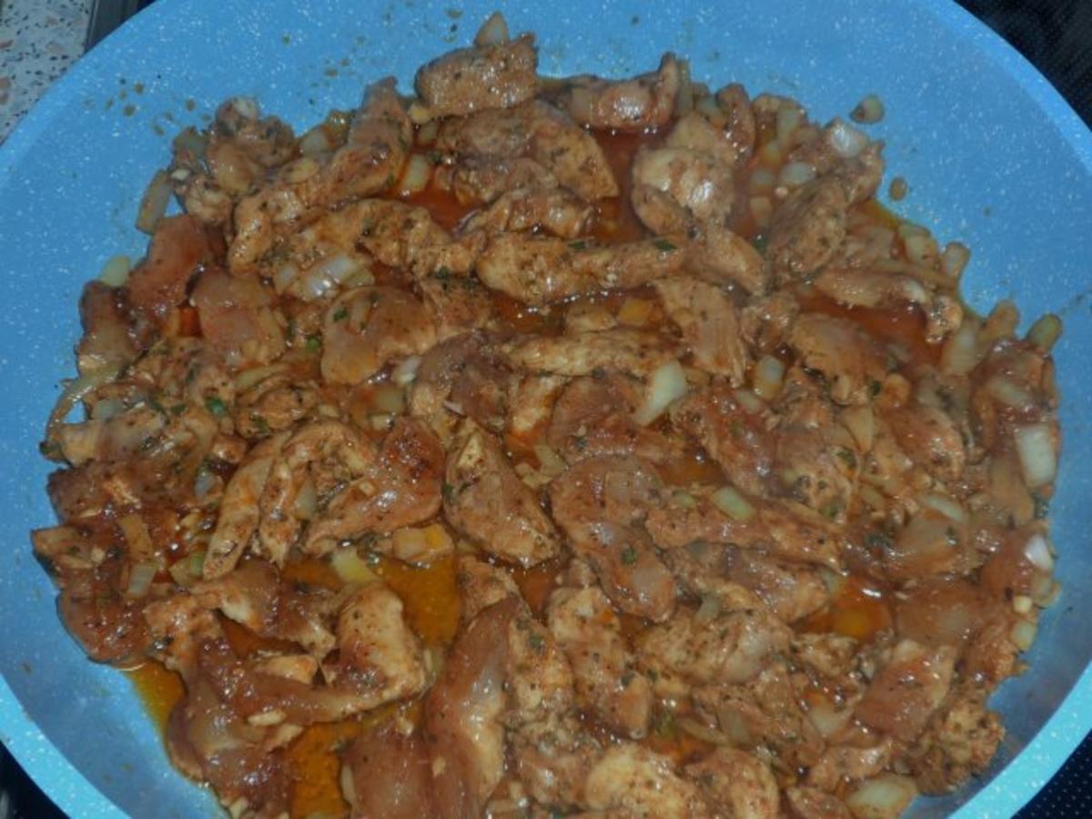 Aromatische Kräuter-Hähnchen-Pfanne mit Paprika, dazu Tzatziki-Creme - Rezept - Bild Nr. 10