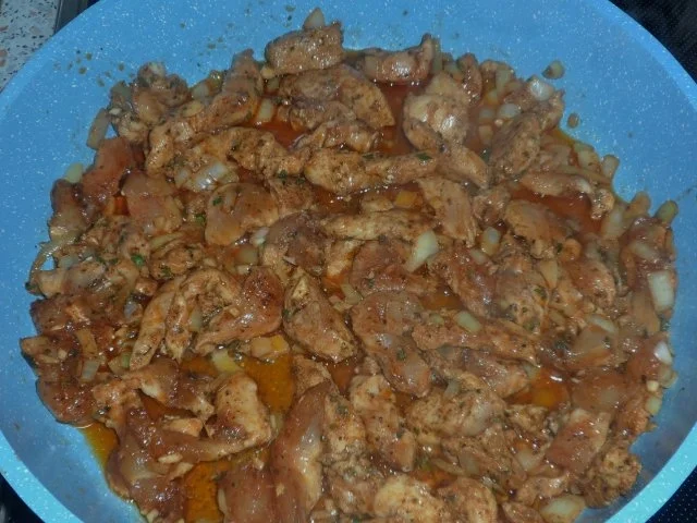 Aromatische Kräuter-Hähnchen-Pfanne mit Paprika, dazu Tzatziki-Creme - Rezept - Bild Nr. 10