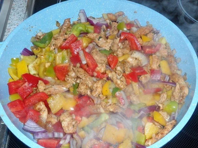 Aromatische Kräuter-Hähnchen-Pfanne mit Paprika, dazu Tzatziki-Creme - Rezept - Bild Nr. 11