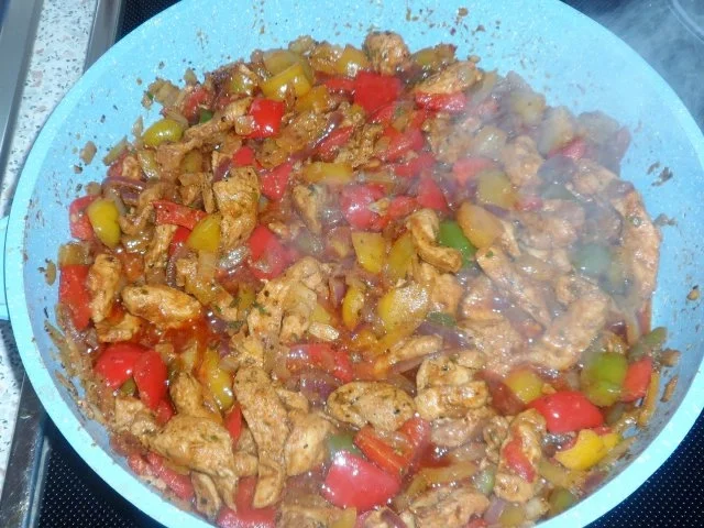 Aromatische Kräuter-Hähnchen-Pfanne mit Paprika, dazu Tzatziki-Creme - Rezept - Bild Nr. 12