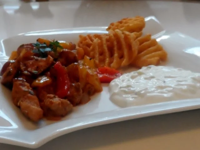 Aromatische Kräuter-Hähnchen-Pfanne mit Paprika, dazu Tzatziki-Creme - Rezept - Bild Nr. 13