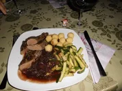 Lammfilet mit Weinsoße und Zucchini>> - Rezept