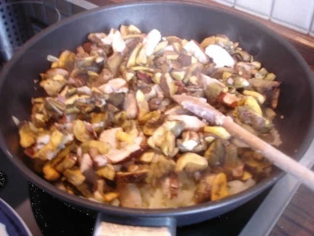 Rezept: Waldpilzsauce mit Semmelknödel Bild Nr. 10 Waldpilzsauce mit Semmelknödel - Rezept - Bild Nr. 10