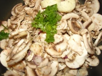 Rezept: Champignonpfanne mit Kräuterbutter Champignonpfanne mit Kräuterbutter - Rezept