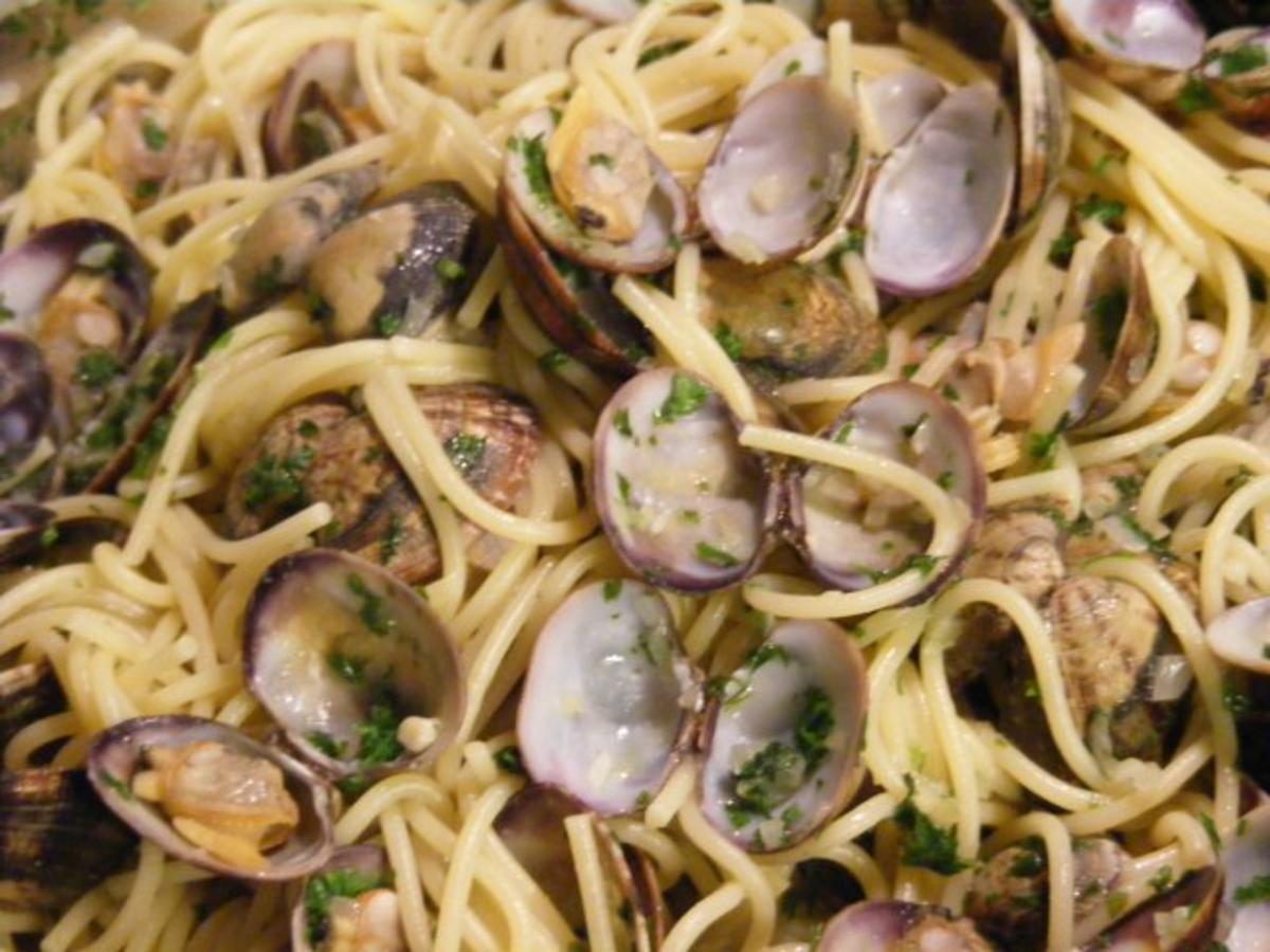 Spaghetti alle vongole bianche - Rezept - kochbar.de