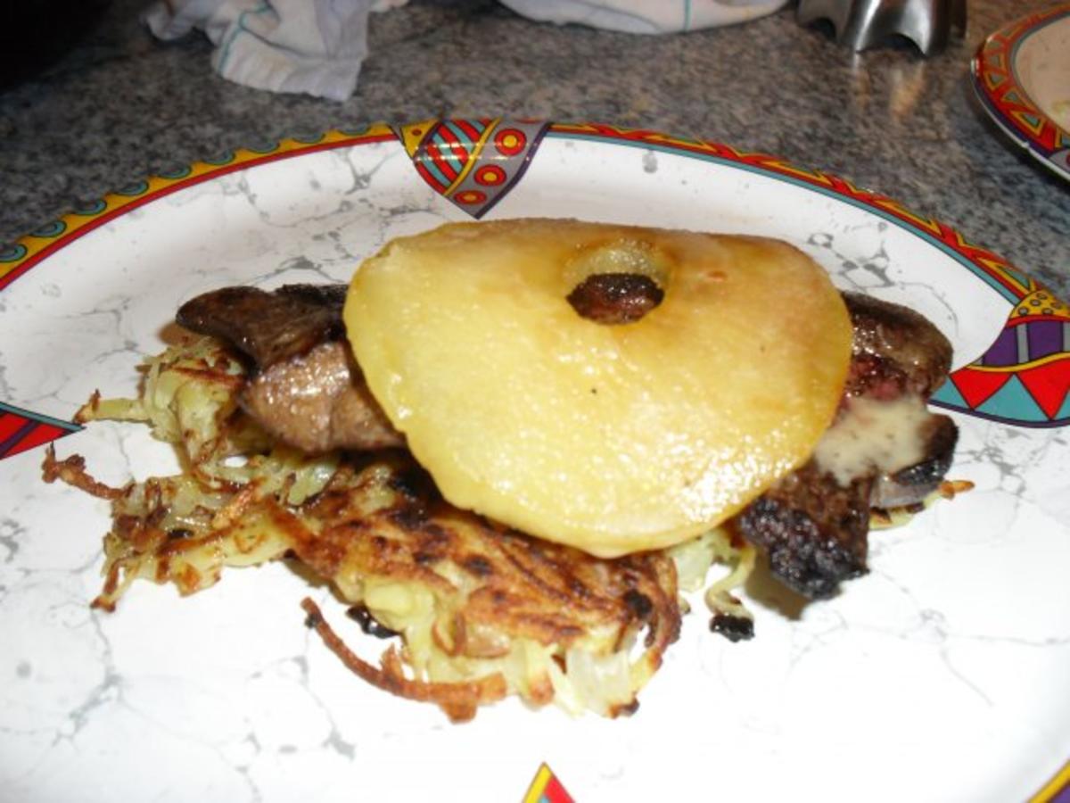 Gebratene Leber auf Kartoffelrösti mit karamelisierter Apfelscheibe und ...