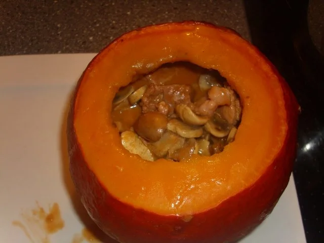 Rezept: Hokkaido gefüllt mit Pilz-Gulasch Bild Nr. 9 Hokkaido gefüllt mit Pilz-Gulasch - Rezept - Bild Nr. 9