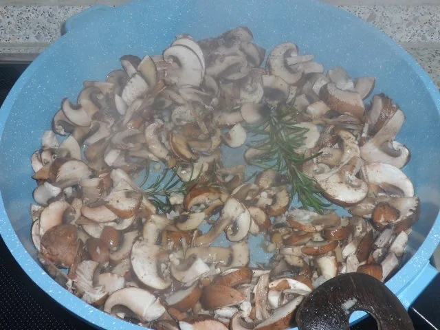 Pikanter Champignonsalat mit Feta und Kräuter-Honig-Senf-Dressing - Rezept - Bild Nr. 4