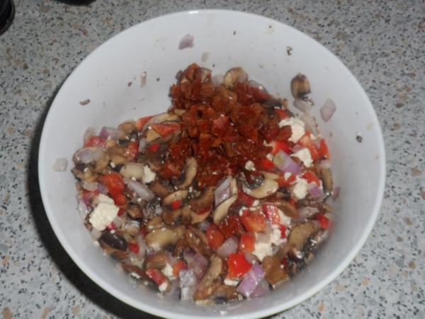 Pikanter Champignonsalat mit Feta und Kräuter Honig Senf Dressing ...