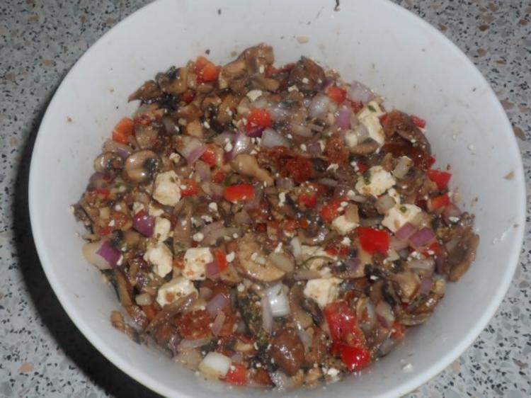 Pikanter Champignonsalat mit Feta und Kräuter-Honig-Senf-Dressing ...
