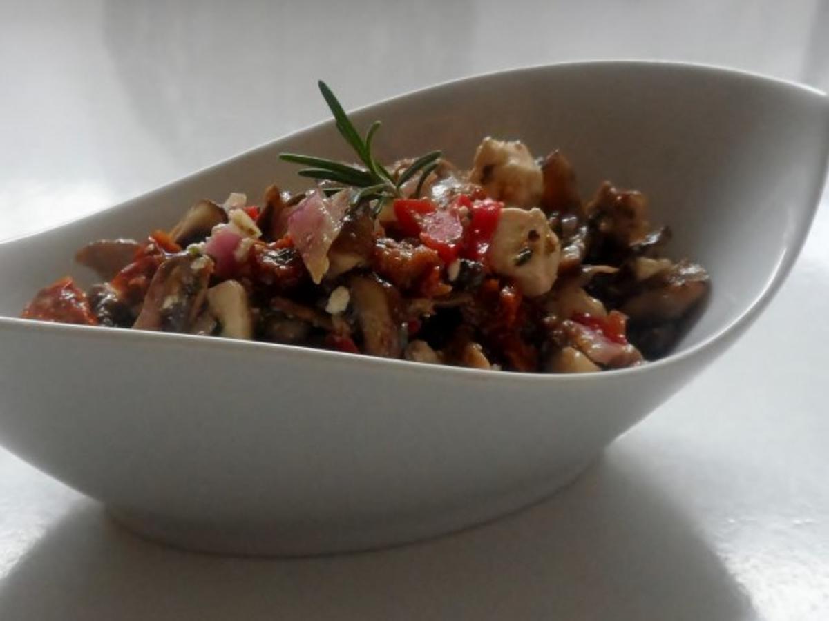 Bilder für Pikanter Champignonsalat mit Feta und Kräuter-Honig-Senf-Dressing - Rezept