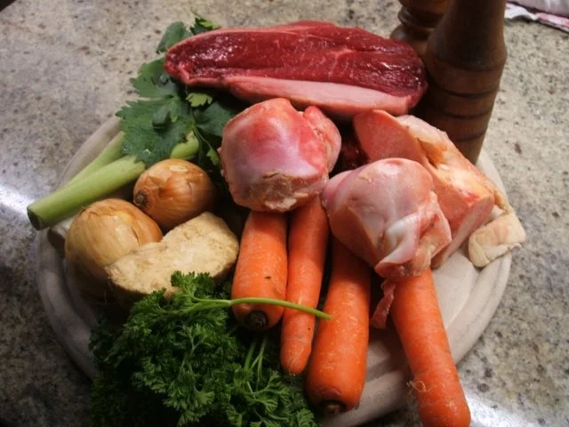 Rezept: Suppen: Rinderbrühe "De Luxe" Bild Nr. 2 Suppen: Rinderbrühe "De Luxe" - Rezept - Bild Nr. 2