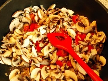 Rezept: Ragout von der Hühnerbrust mit Bandnudeln Bild Nr. 6 Ragout von der Hühnerbrust mit Bandnudeln - Rezept - Bild Nr. 6