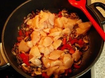 Rezept: Ragout von der Hühnerbrust mit Bandnudeln Bild Nr. 7 Ragout von der Hühnerbrust mit Bandnudeln - Rezept - Bild Nr. 7