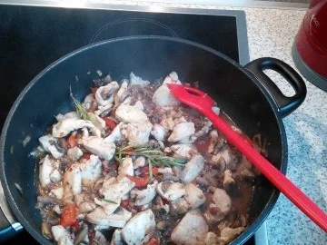 Rezept: Ragout von der Hühnerbrust mit Bandnudeln Bild Nr. 8 Ragout von der Hühnerbrust mit Bandnudeln - Rezept - Bild Nr. 8