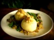 Kartoffelköße mit Pilzfüllung, gebratenen Äpfeln und Hexensoße - Rezept