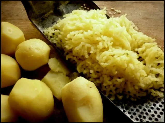 Rezept: Kartoffelköße mit Pilzfüllung, gebratenen Äpfeln und Hexensoße Bild Nr. 7 Kartoffelköße mit Pilzfüllung, gebratenen Äpfeln und Hexensoße - Rezept - Bild Nr. 7