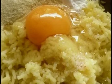 Rezept: Kartoffelköße mit Pilzfüllung, gebratenen Äpfeln und Hexensoße Bild Nr. 8 Kartoffelköße mit Pilzfüllung, gebratenen Äpfeln und Hexensoße - Rezept - Bild Nr. 8