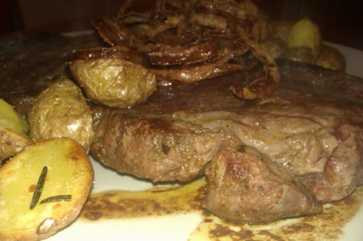 Rib Eye Steak mit Röstzwiebeln und Rosmarinkartoffeln - Rezept