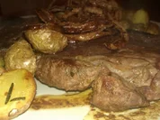 Rezept: Rib Eye Steak mit Röstzwiebeln und Rosmarinkartoffeln Rib Eye Steak mit Röstzwiebeln und Rosmarinkartoffeln - Rezept