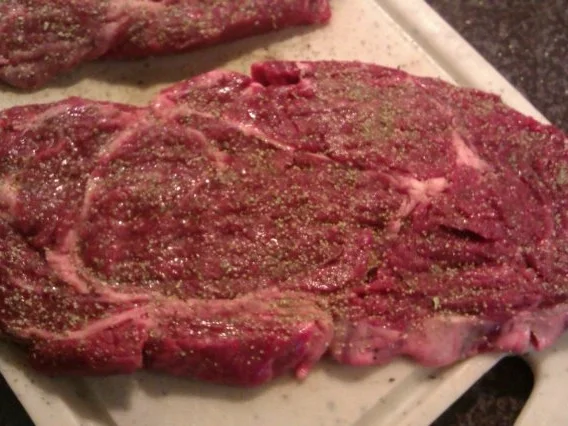 Rib Eye Steak mit Röstzwiebeln und Rosmarinkartoffeln - Rezept - Bild Nr. 5