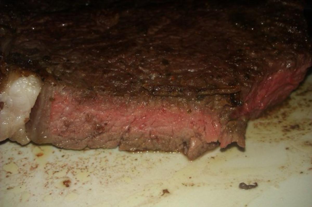Rib Eye Steak mit Röstzwiebeln und Rosmarinkartoffeln - Rezept - Bild Nr. 2