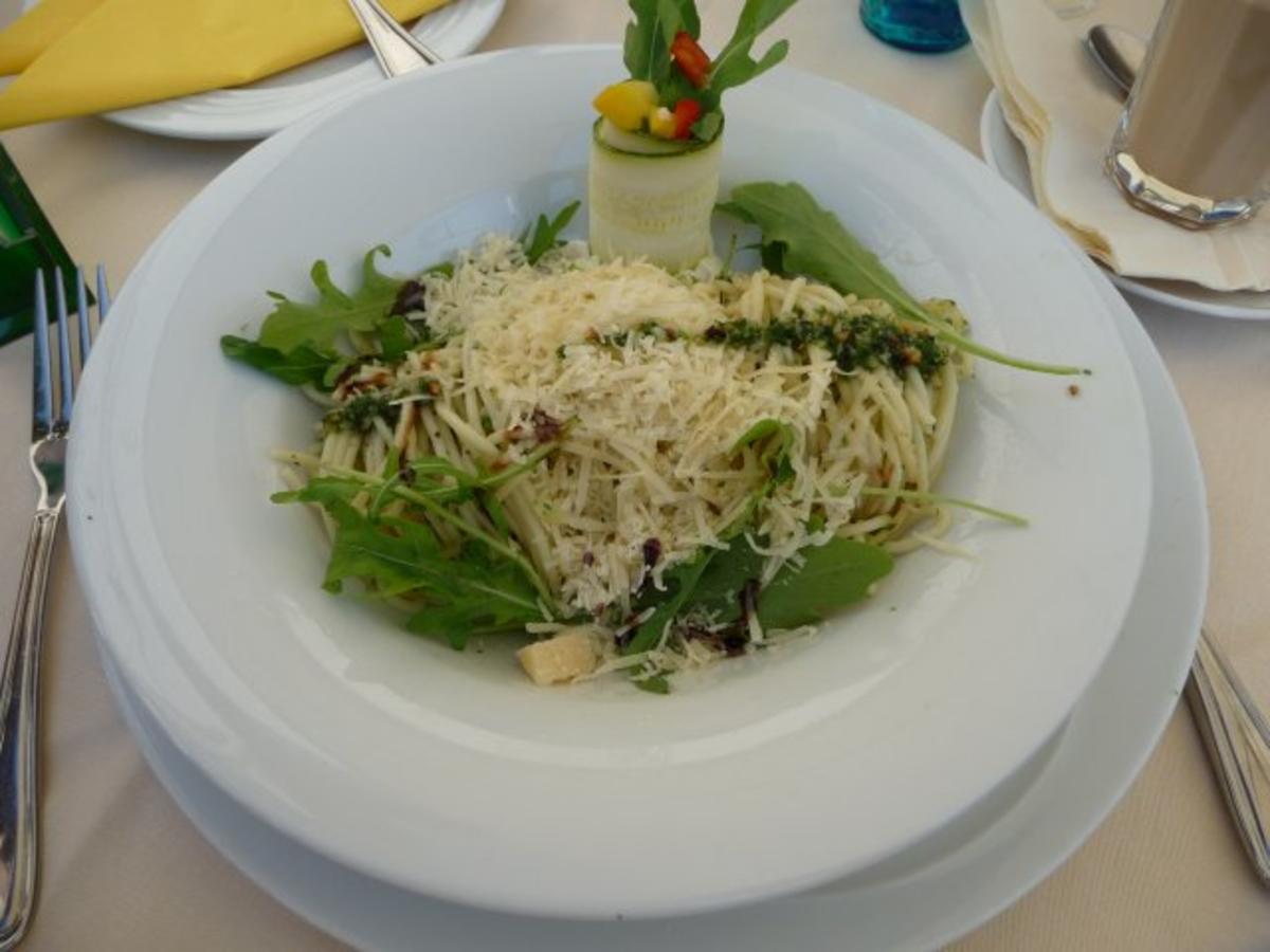 Bilder für Vegetarisch : Balsamico Nudeln mit Rucola und Zucchiniröllchen - Rezept