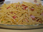 bunter Nudelauflauf mit Würstchen - Rezept