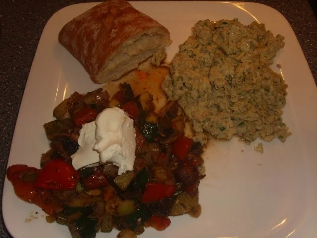 Gemüsepfanne mit Kräuter-Rührei - Rezept