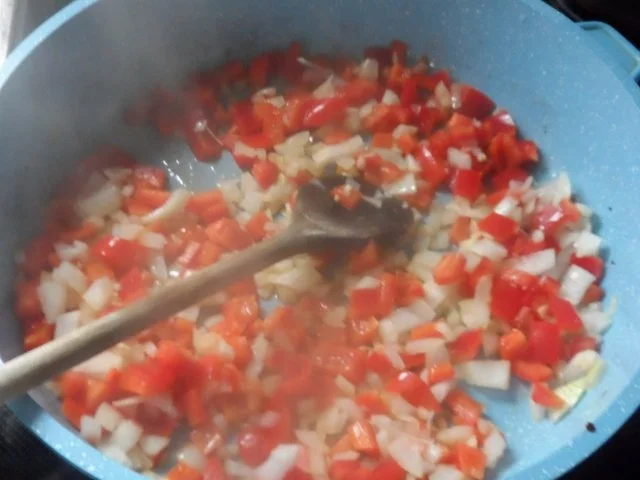 Würzige Vier-Käse-Lasagne mit Würstchen und Paprika - Rezept - Bild Nr. 6