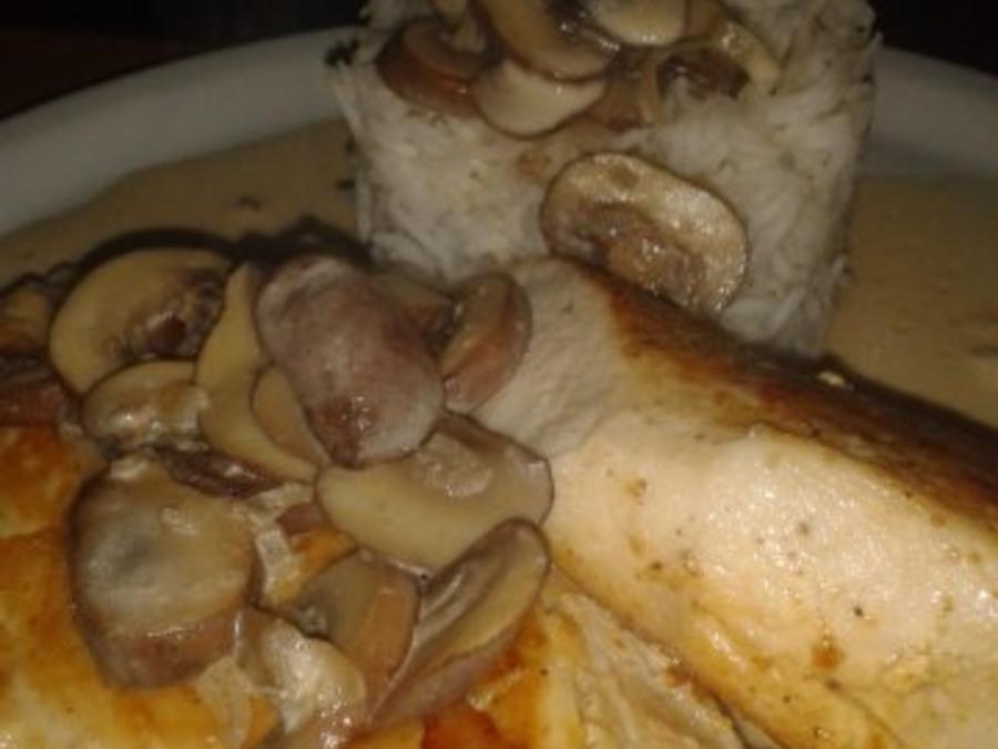 Gebratene Hähnchenbrust mit Champignonrahmsoße - einfach - 141 kcal/100g
