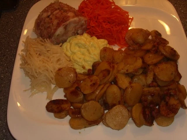 Rezept: Bratkartoffeln mit Sülze und Rohkost Bratkartoffeln mit Sülze und Rohkost - Rezept