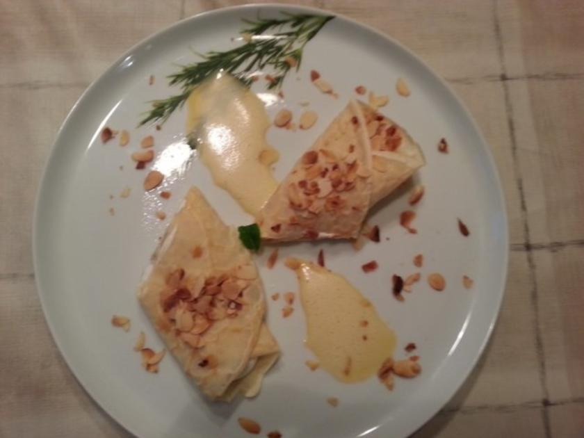 Crêpe mit karamellisierten Bananen, Cremefüllung und Zimtschaum ...