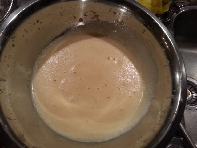 Crêpe mit karamellisierten Bananen, Cremefüllung und Zimtschaum - Rezept - Bild Nr. 2