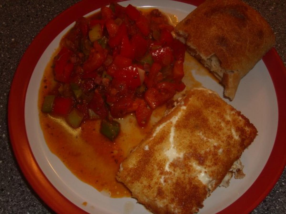 Panierter Feta mit Tomaten-Paprika Gemüse - Rezept