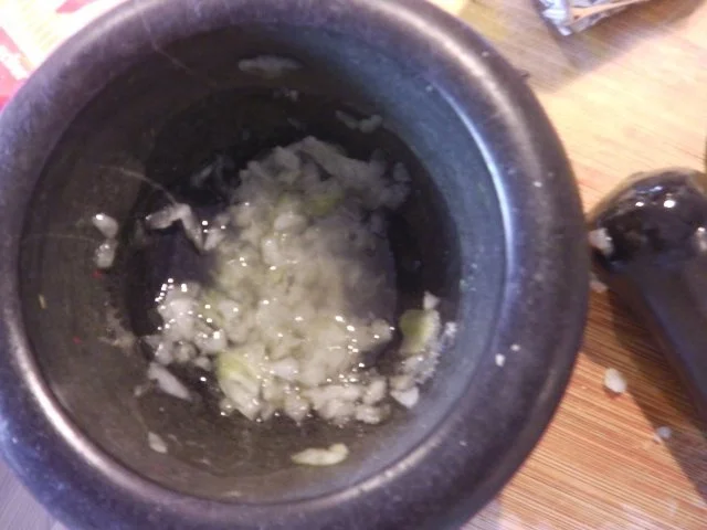 Leichte Knoblauch-Zwiebel-Sauce mit Knoblauchchips - Rezept - Bild Nr. 3